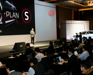 Kia stellt Zukunftsstrategie Plan S vor 01 (CEO Han woo Park auf Investo